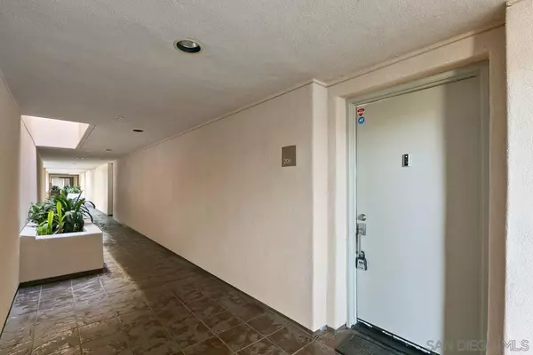 La Jolla, CA 92037,5726 La Jolla Blvd #206