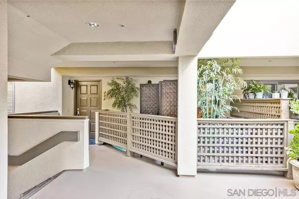 La Jolla, CA 92037,7509 Draper Ave #202