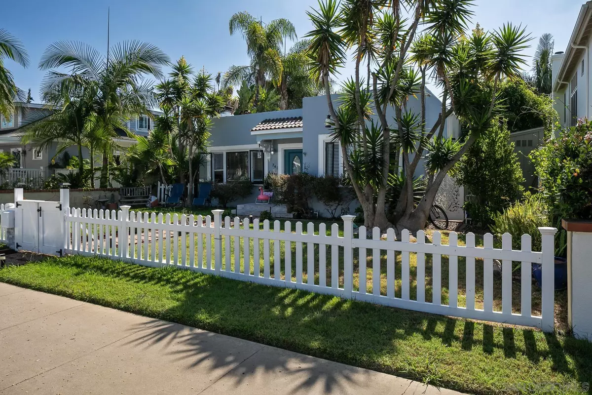 Coronado, CA 92118,743 B Avenue