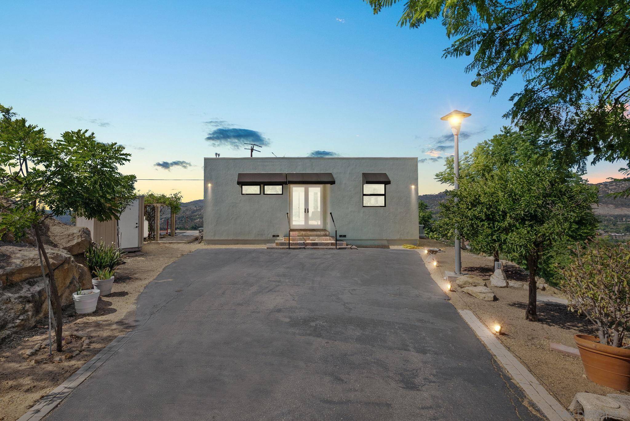 Fallbrook, CA 92028,5521 Rainbow Heights Rd