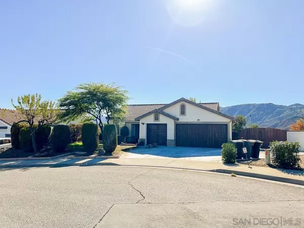 15249 Lake Trail Cir., Lake Elsinore, CA 92530