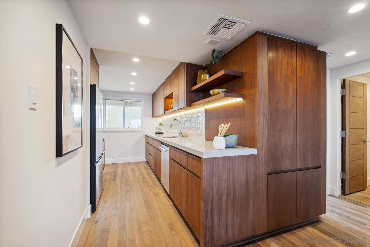 La Jolla, CA 92037,939 Coast Blvd #12C