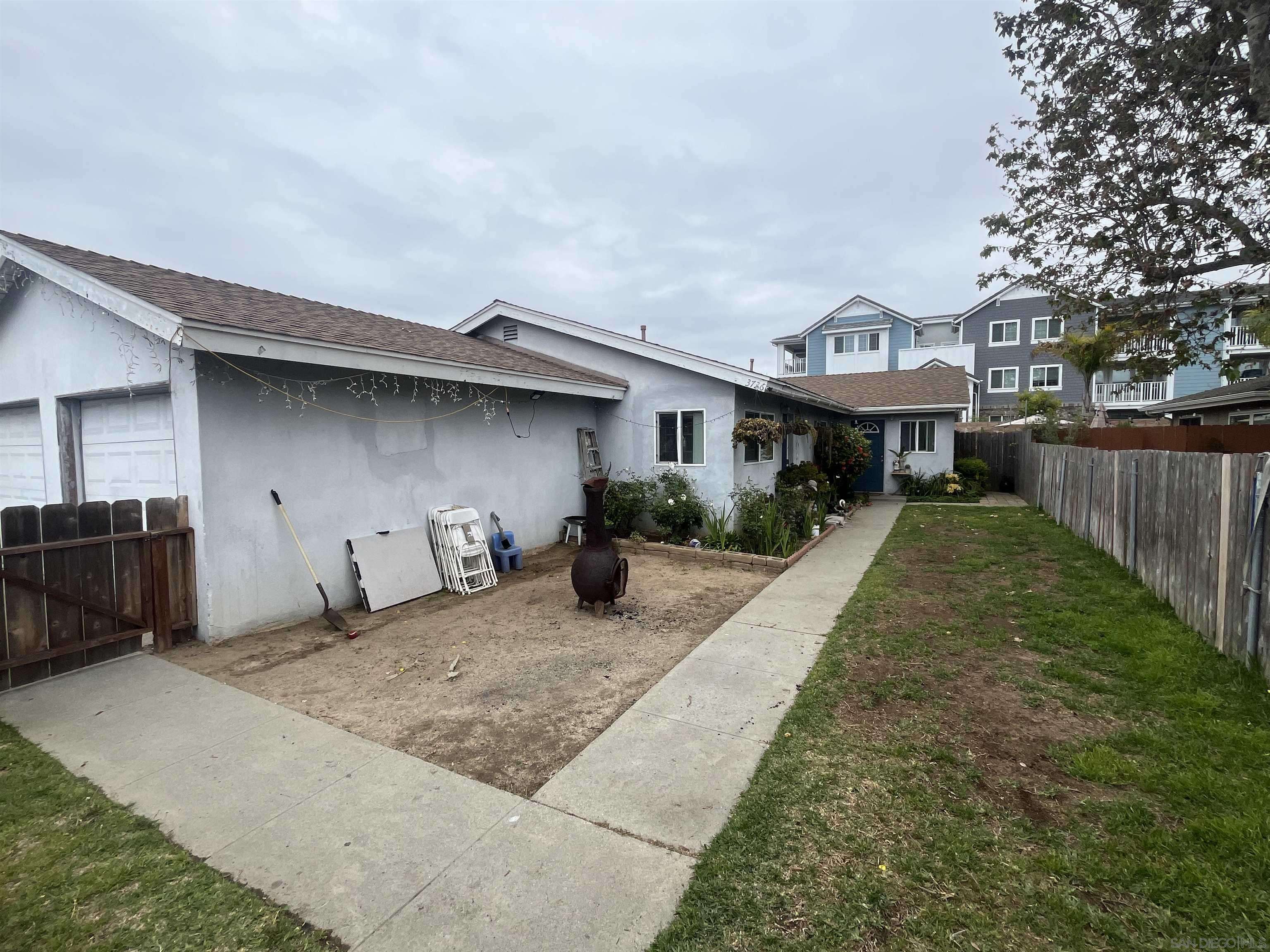 Carlsbad, CA 92008,3676-3678 Jefferson St