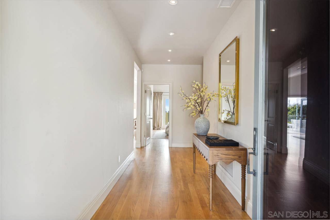La Jolla, CA 92037,6720 Muirlands Dr