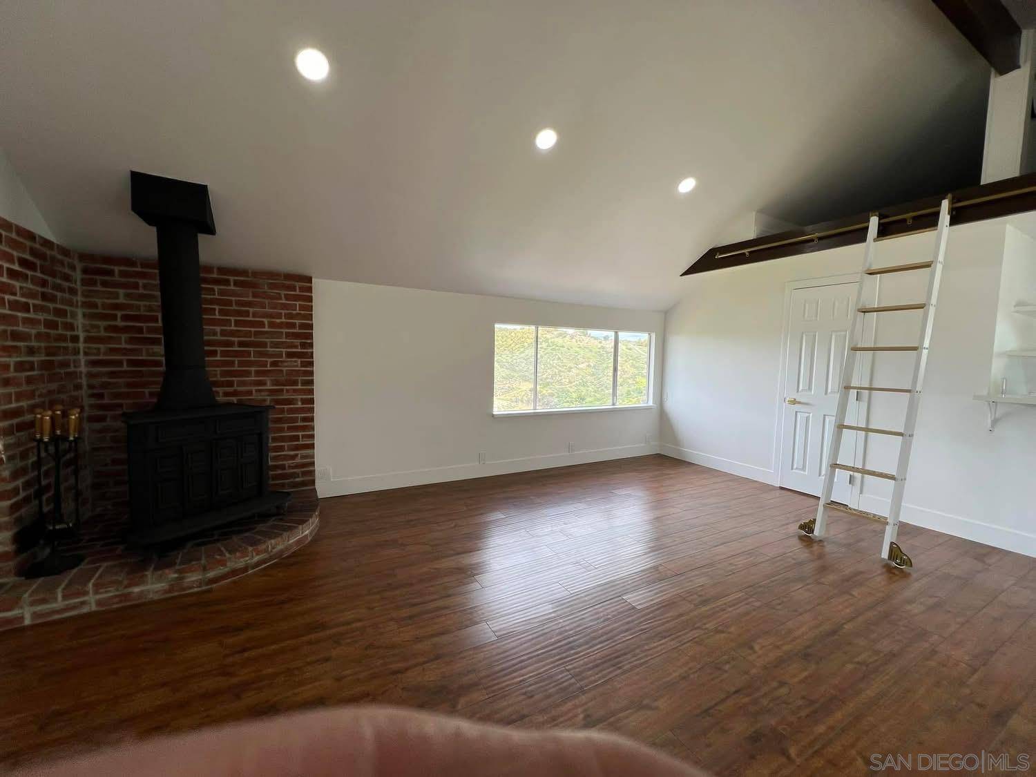 Vista, CA 92084,1531 Avohill Dr #A