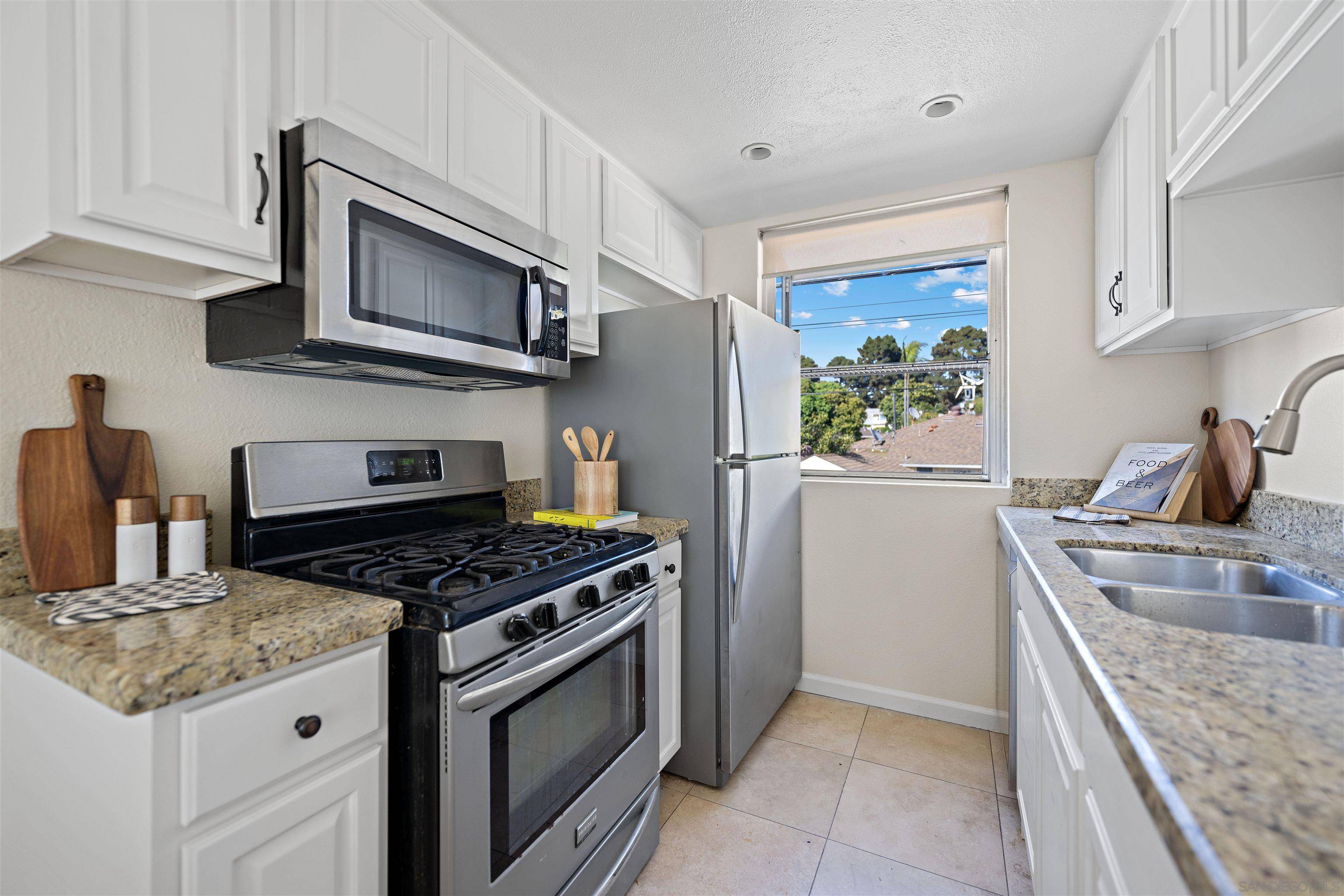 Oceanside, CA 92054,410 S Freeman St #10