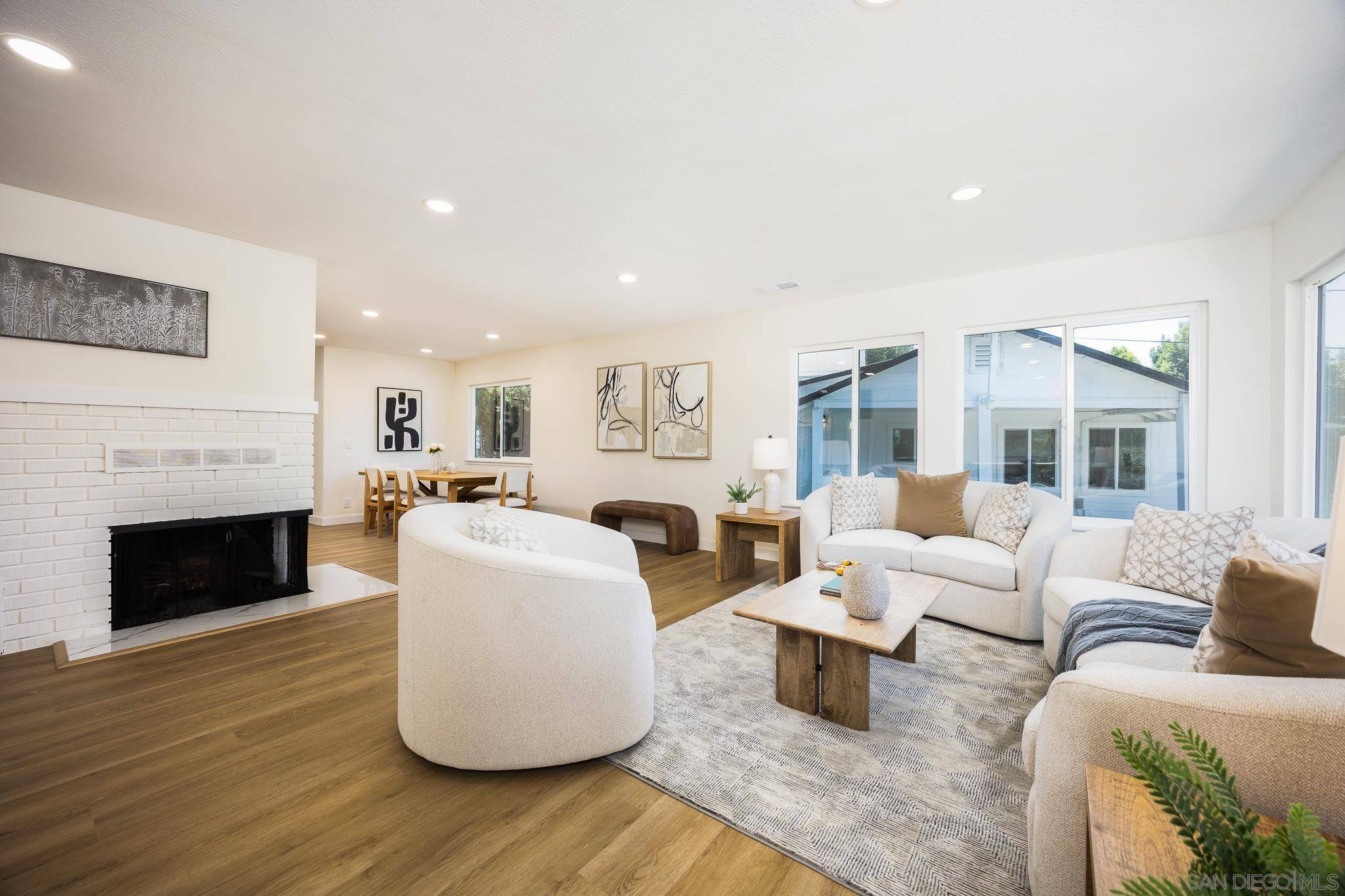 Vista, CA 92083,440-448 W Los Angeles Dr