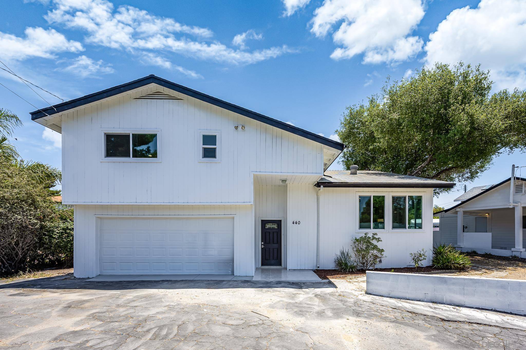 Vista, CA 92083,440-448 W Los Angeles Dr