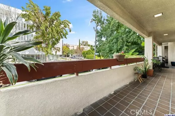 Toluca Lake, CA 91602,11322 Camarillo Street #105