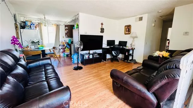 Pomona, CA 91767,176 Whitney Avenue #4