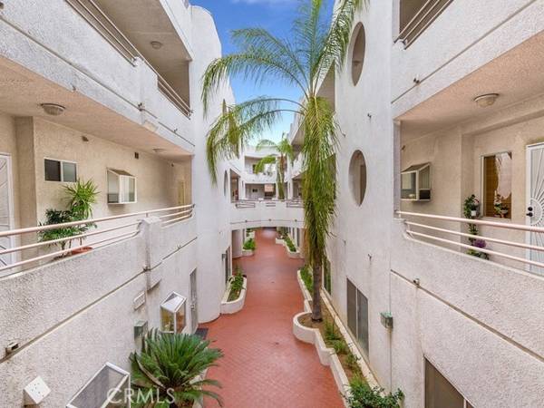 6828 Laurel Canyon Boulevard #211, North Hollywood, CA 91605