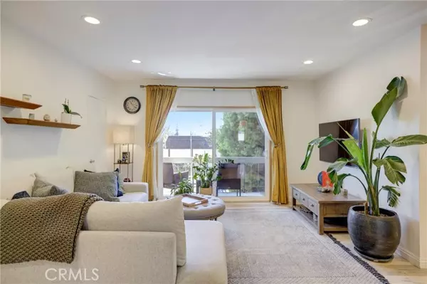 Sherman Oaks, CA 91423,5055 Coldwater Canyon Avenue #203