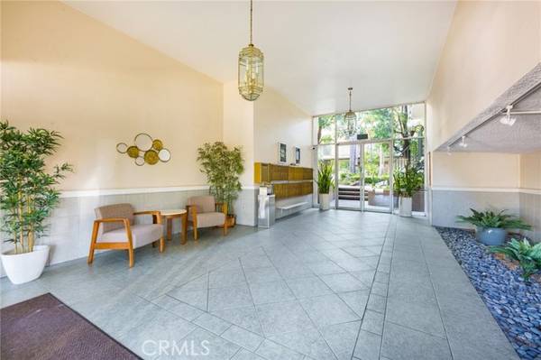 10240 Camarillo Street #102, Toluca Lake, CA 91602