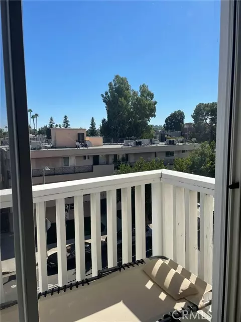 Encino, CA 91316,5135 Zelzah Avenue #307