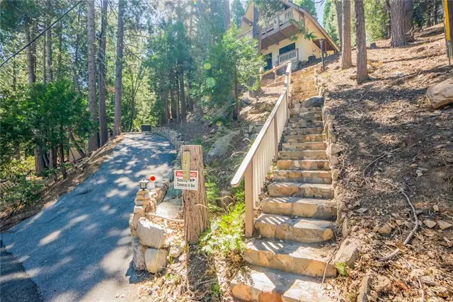 875 Brentwood Drive, Lake Arrowhead, CA 92352