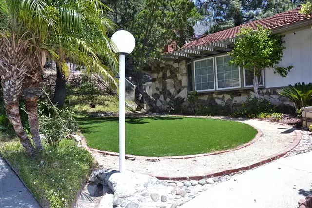 La Crescenta, CA 91214,5632 Pine Cone Road