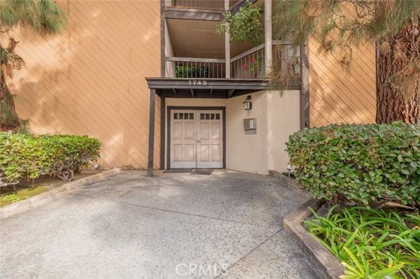 1745 Holly Drive #201, Glendale, CA 91206