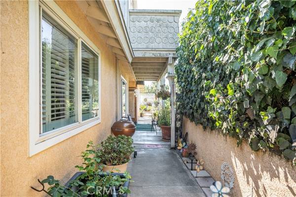 1020 W 19th Street, Costa Mesa, CA 92627