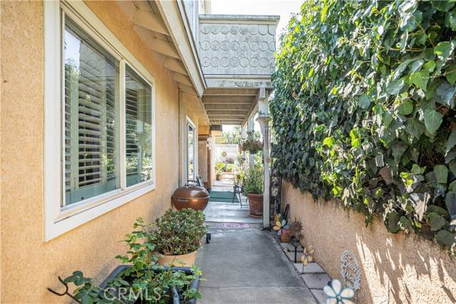 1020 W 19th Street, Costa Mesa, CA 92627