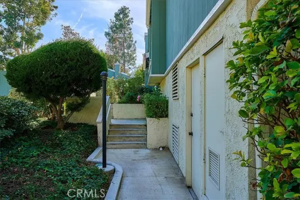 Costa Mesa, CA 92626,3432 Hollow Brook Circle #114