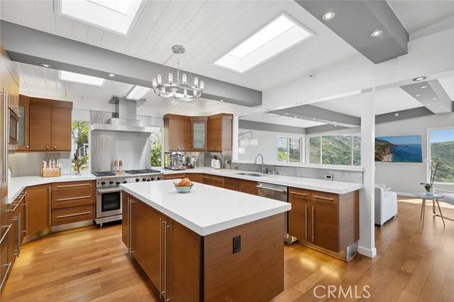 Laguna Beach, CA 92651,2085 Temple Hills Drive