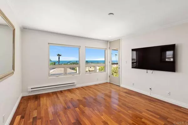 La Jolla, CA 92037,935 Genter #408