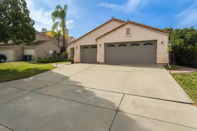 1325 Linsay Place, Escondido, CA 92026