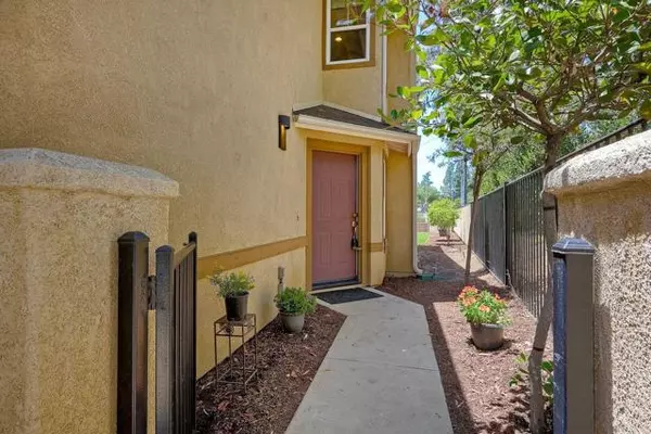 1902 Arbor Gln, Escondido, CA 92025