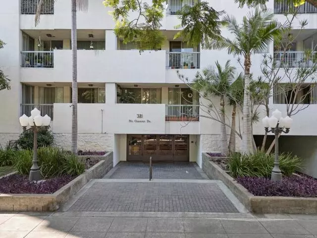 Beverly Hills, CA 90210,321 N Oakhurst Drive #302