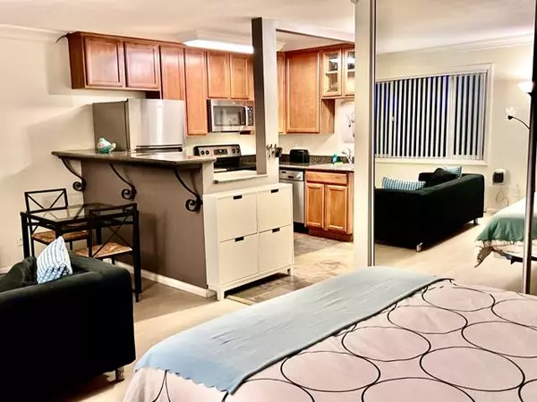 San Diego, CA 92109,840 Turquoise St #306