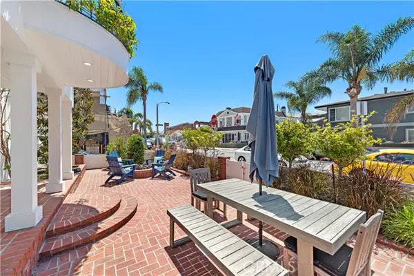 Newport Beach, CA 92661,124 E Bay Avenue