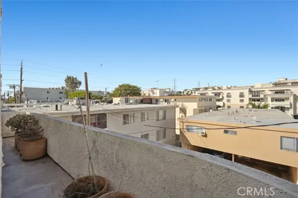 Los Angeles, CA 90049,11845 Mayfield Avenue #303