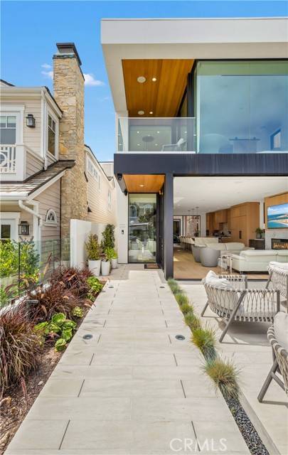 Corona Del Mar, CA 92625,221 Heliotrope Avenue