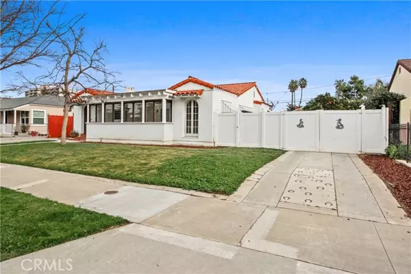 1027 N Olive Street, Santa Ana, CA 92703