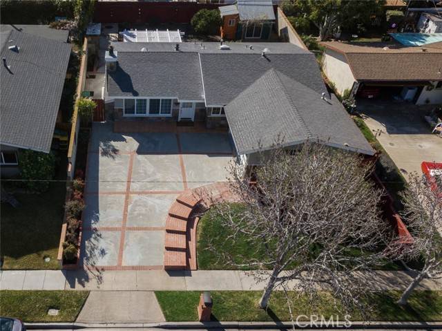 935 Senate Street, Costa Mesa, CA 92627