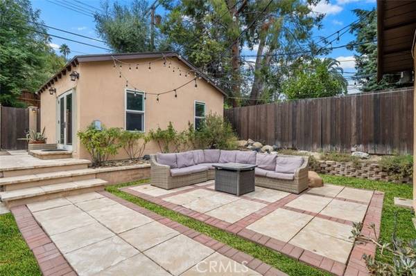 20212 Oxnard Street, Woodland Hills, CA 91367