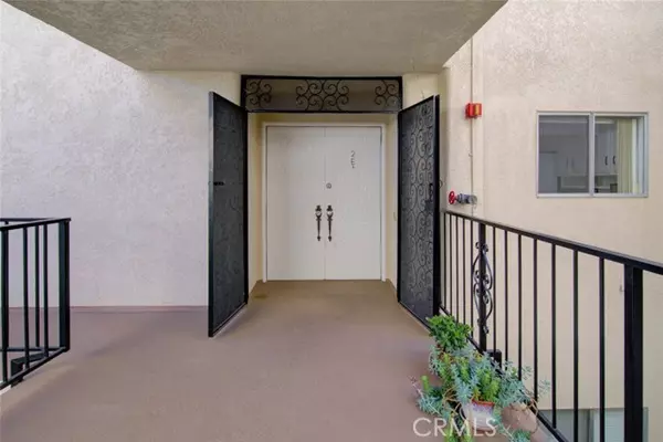 Laguna Woods, CA 92637,2391 Via Mariposa #2E