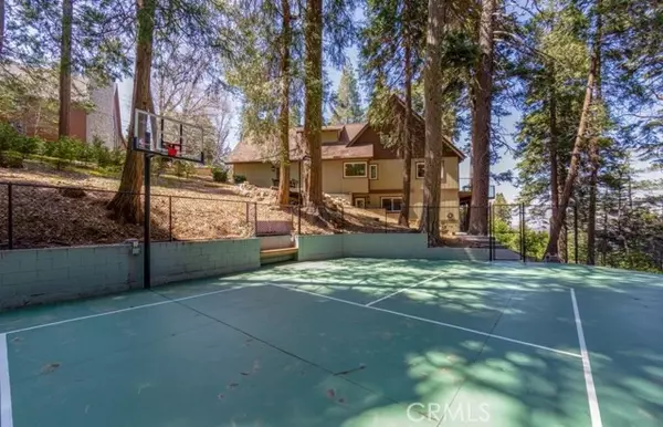 Lake Arrowhead, CA 92352,733 Crest Estates Drive