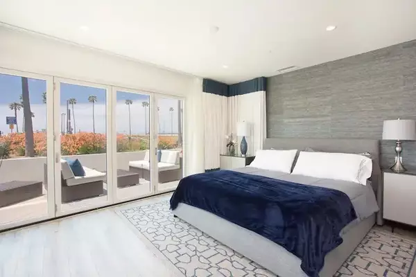 Newport Beach, CA 92661,926 E Oceanfront