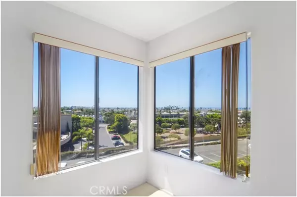 Newport Beach, CA 92663,280 Cagney Ln #214