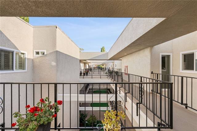 Laguna Woods, CA 92637,2392 Via Mariposa #3D
