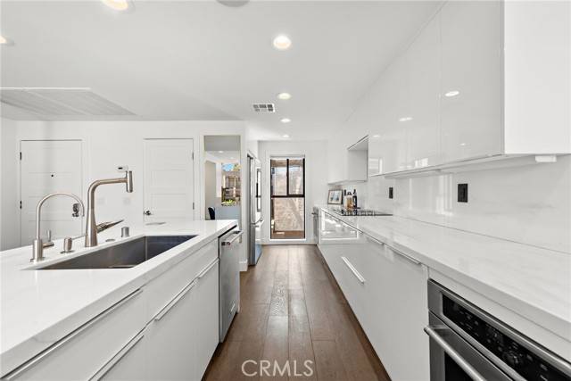 Long Beach, CA 90803,5322 Marina Pacifica Drive