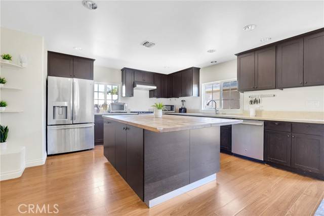 6856 Quakertown Avenue, Winnetka, CA 91306
