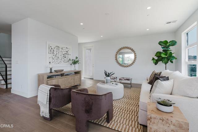 Los Angeles, CA 90065,3870 W Point Drive