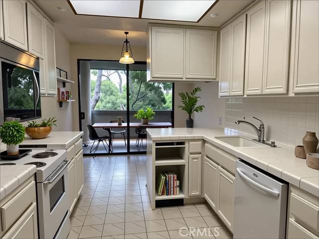 Pasadena, CA 91106,700 S Lake Avenue #305