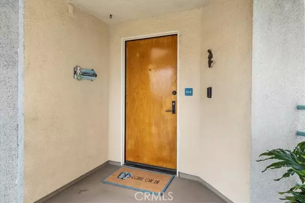 Redondo Beach, CA 90277,520 The Village #313