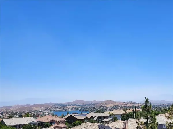 Lake Elsinore, CA 92532,19 Plaza Avila