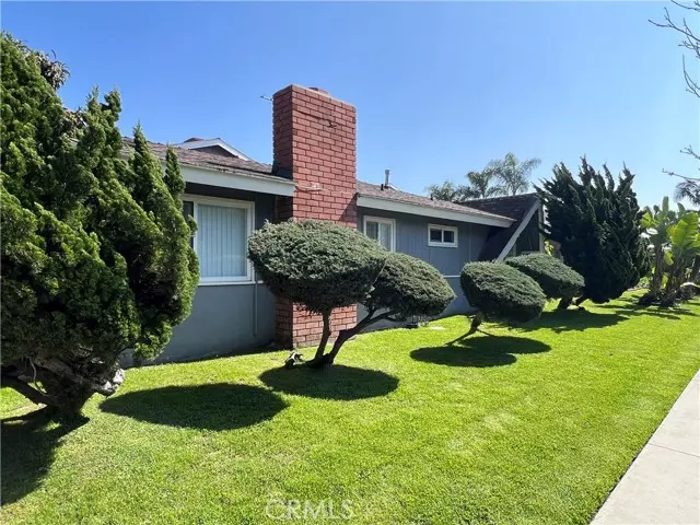 17082 Emerald Lane, Huntington Beach, CA 92647