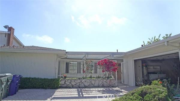 Rancho Palos Verdes, CA 90275,28405 Trailriders Drive