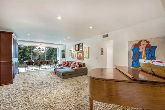 289 S Barrington Avenue #211, Los Angeles, CA 90049